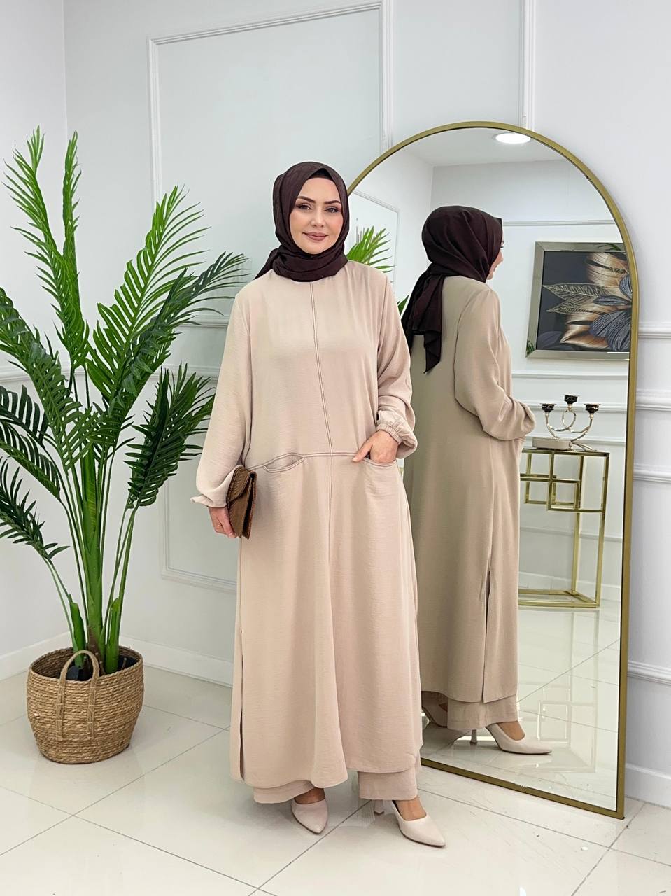 خلي إطلالتك مميزة طقم (جبة و بنطلون) بتصميم يجمع البساطة والرقي L-1427